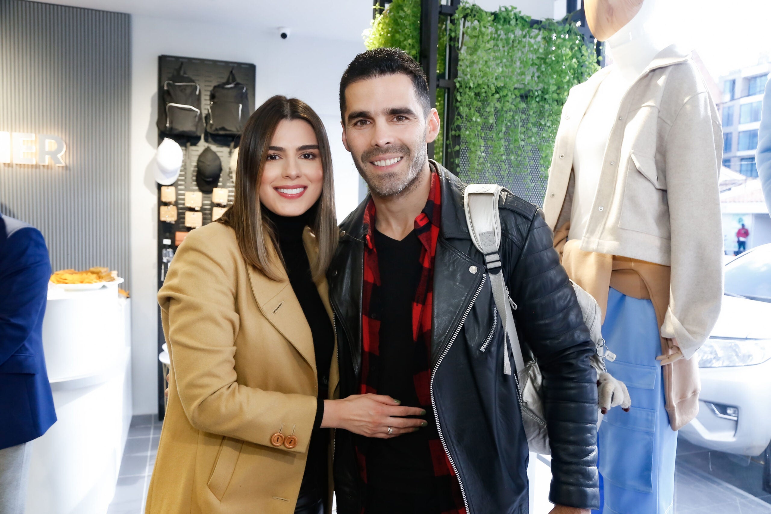 Lucia Aldana, exreina de belleza e influenciadora; y Pedro Pallares, actor y modelo, en el evento.