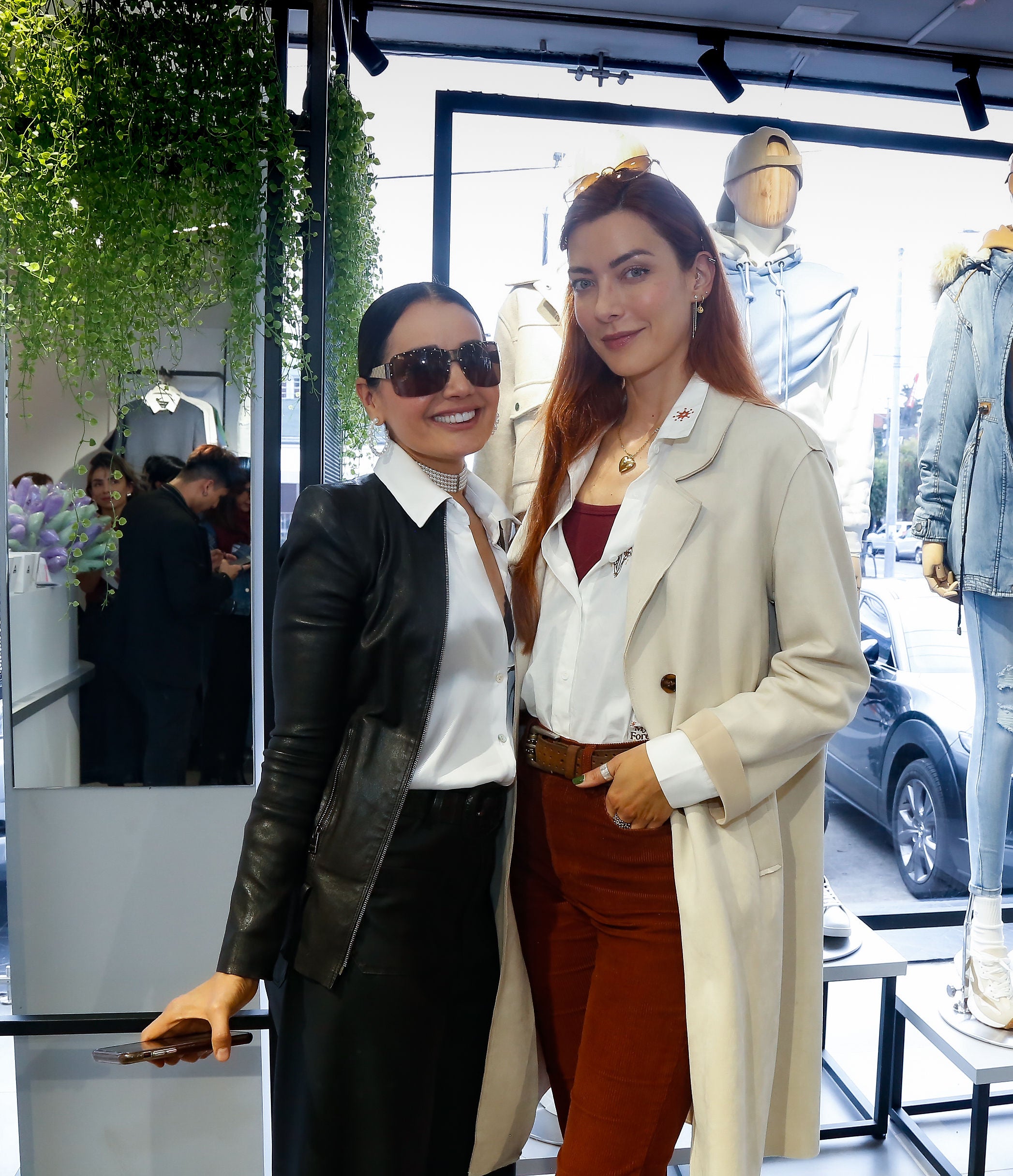Las actrices Xilena Aycardi y Norma Nivia, entre las asistentes al evento de lanzamiento.
