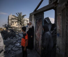 Residentes palestinos entre los escombros de un edificio destruido tras un ataque aéreo israelí en el barrio de Al-Amal, al oeste de Khan Younis, Franja de Gaza