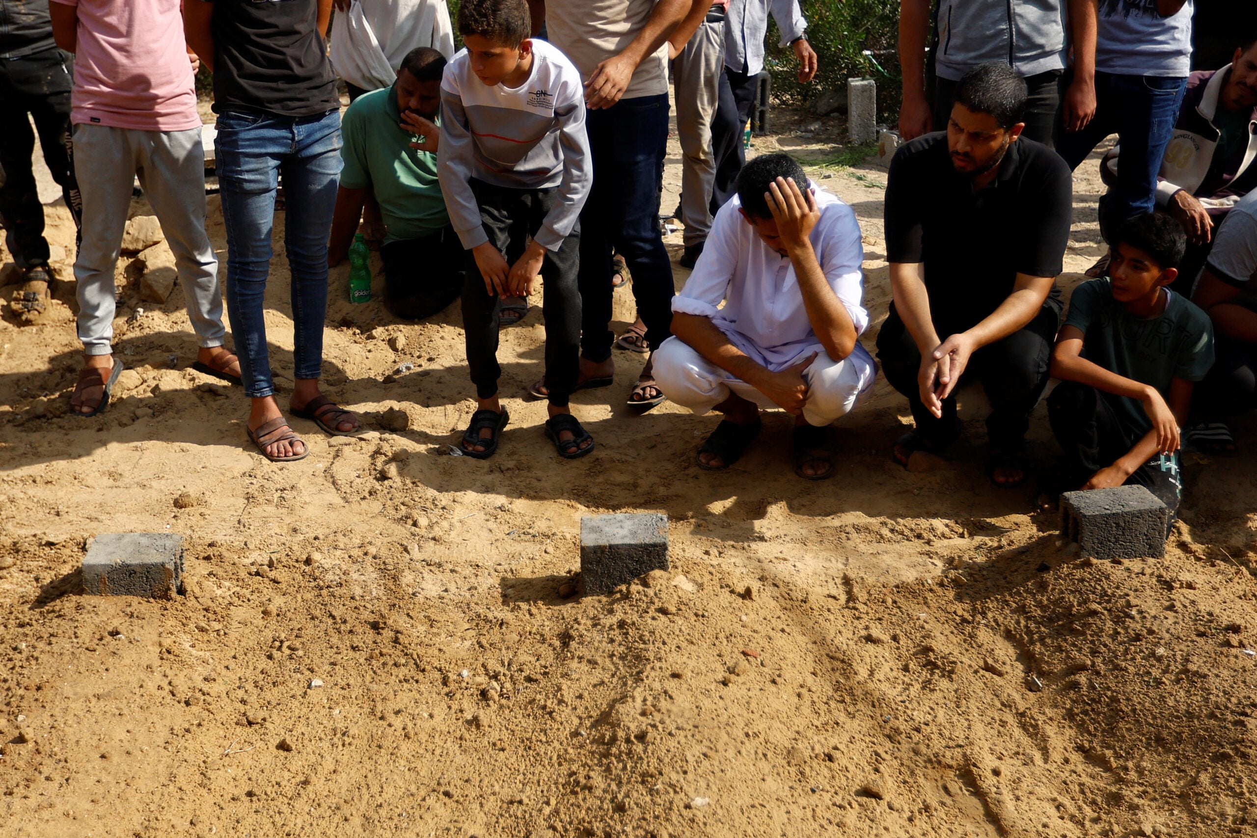 Funeral de palestinos que murieron en ataques israelíes, mientras los residentes luchan por encontrar espacios en los cementerios en Khan Younis en el sur de la Franja de Gaza