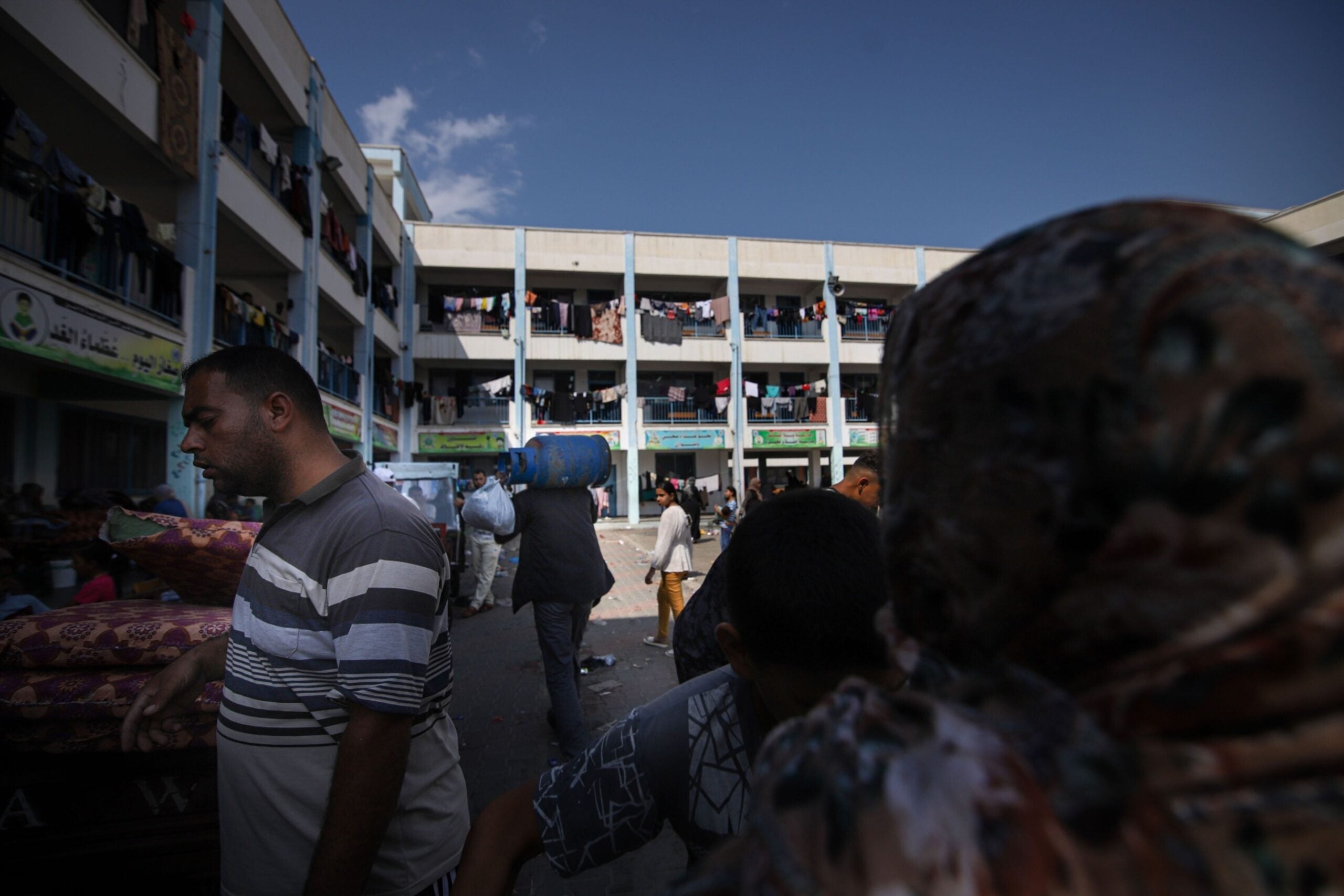 Palestinos desplazados se refugian en el patio de una escuela operada por la Agencia de Obras Públicas y Socorro de las Naciones Unidas (Unrwa) luego de los ataques aéreos israelíes, al oeste de Khan Younis, en el sur de la Franja de Gaza