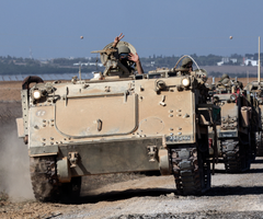 Vehículos militares israelíes toman posiciones cerca de la frontera de Israel con la Franja de Gaza, en el sur de Israel.