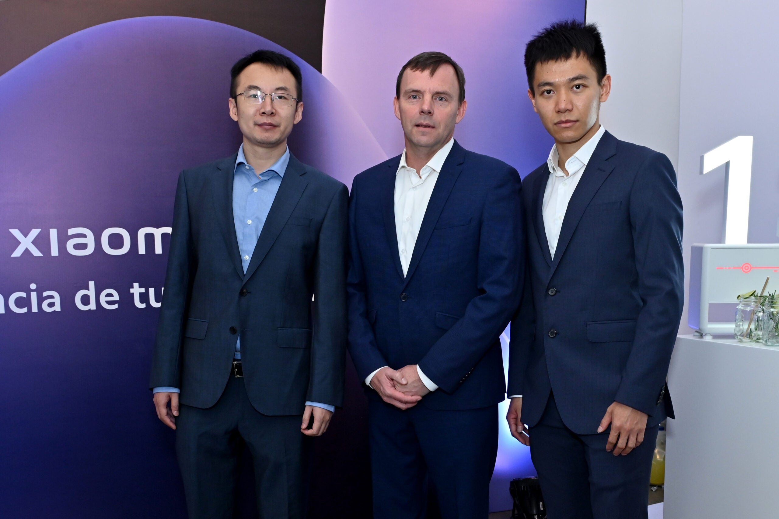 Chenh Zhan, Lucas Tal Ningliang y Jens Hilgendag, miembrosdel equipo de Xiaomi durante el lanzamiento de nuevos productos.