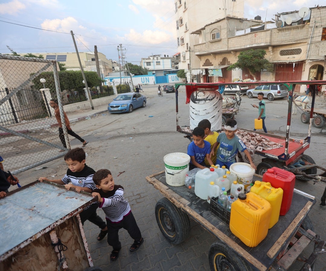 Palestinos recogen suministros en medio del actual conflicto