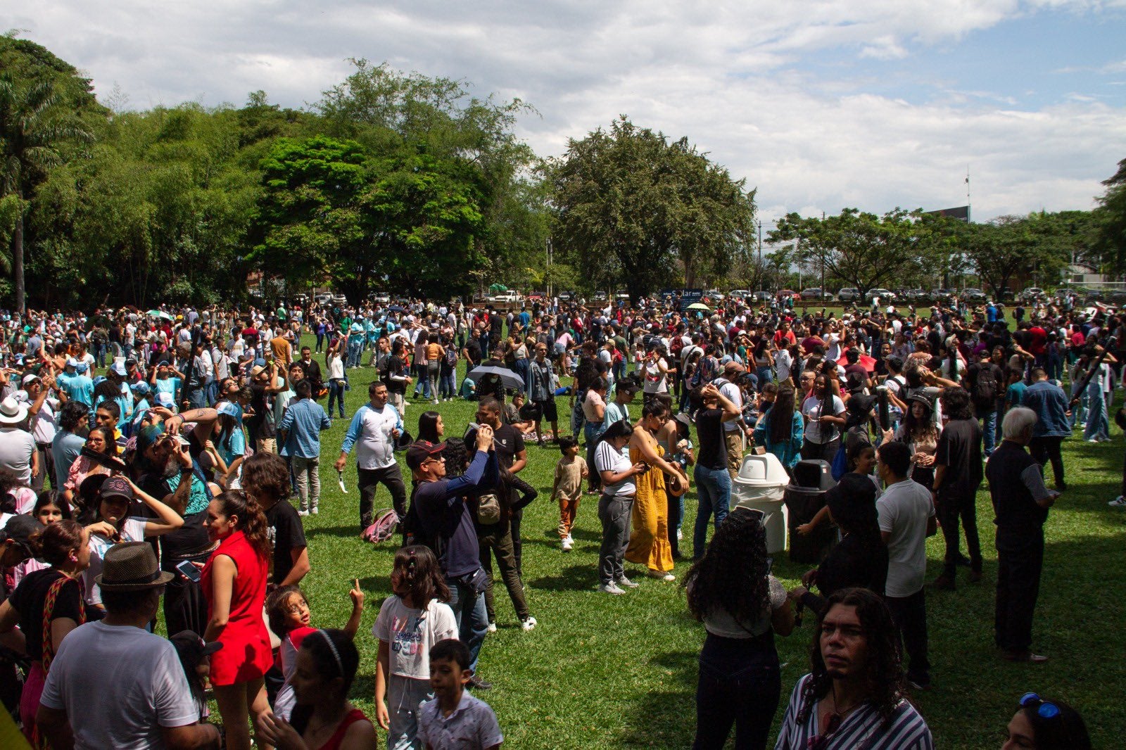 Asistencia a evento para presenciar el eclipse