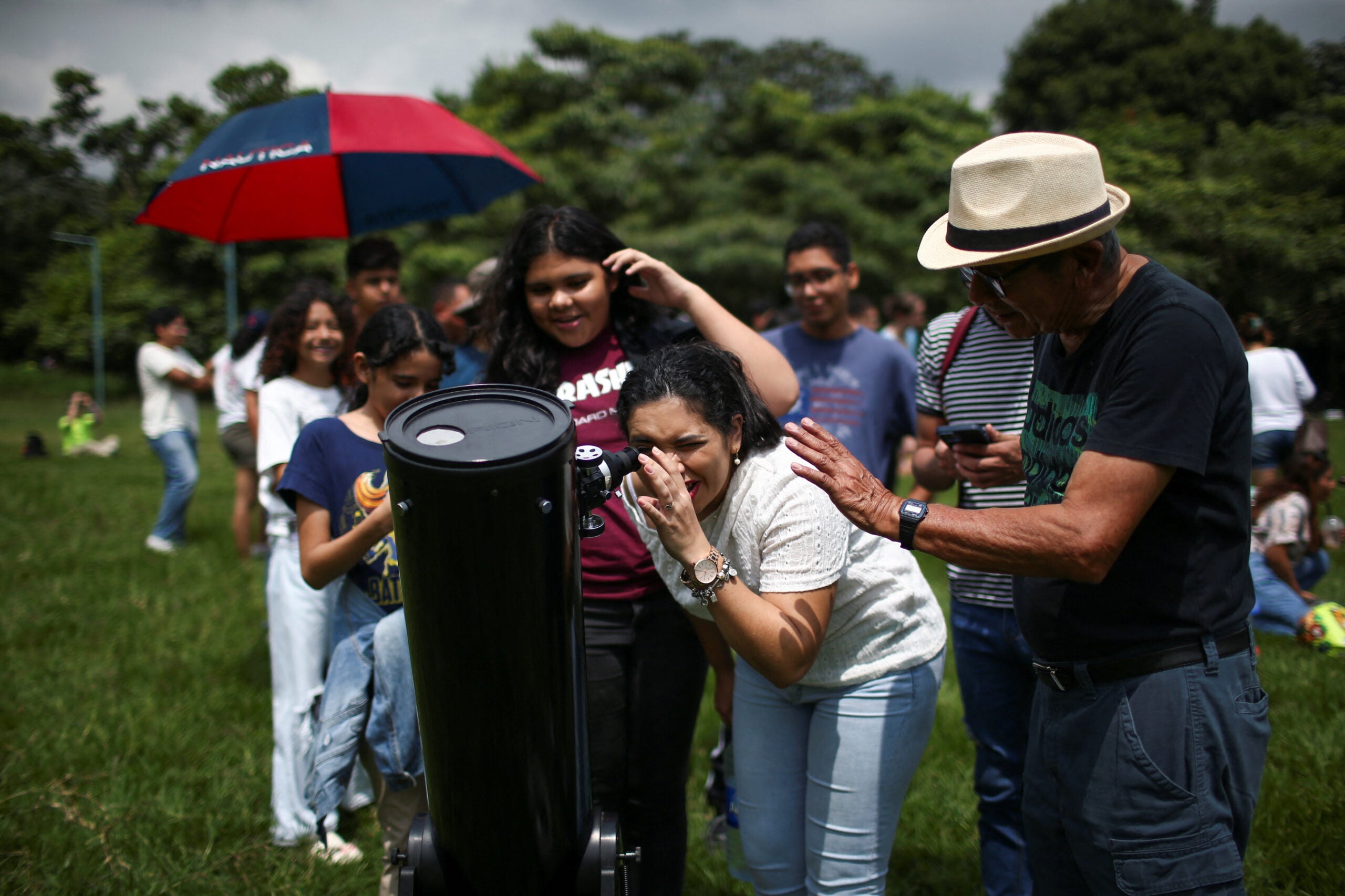 La gente se reúne para ver el eclipse solar en el Parque Bicentenario en Antiguo Cuscatlán, El Salvador