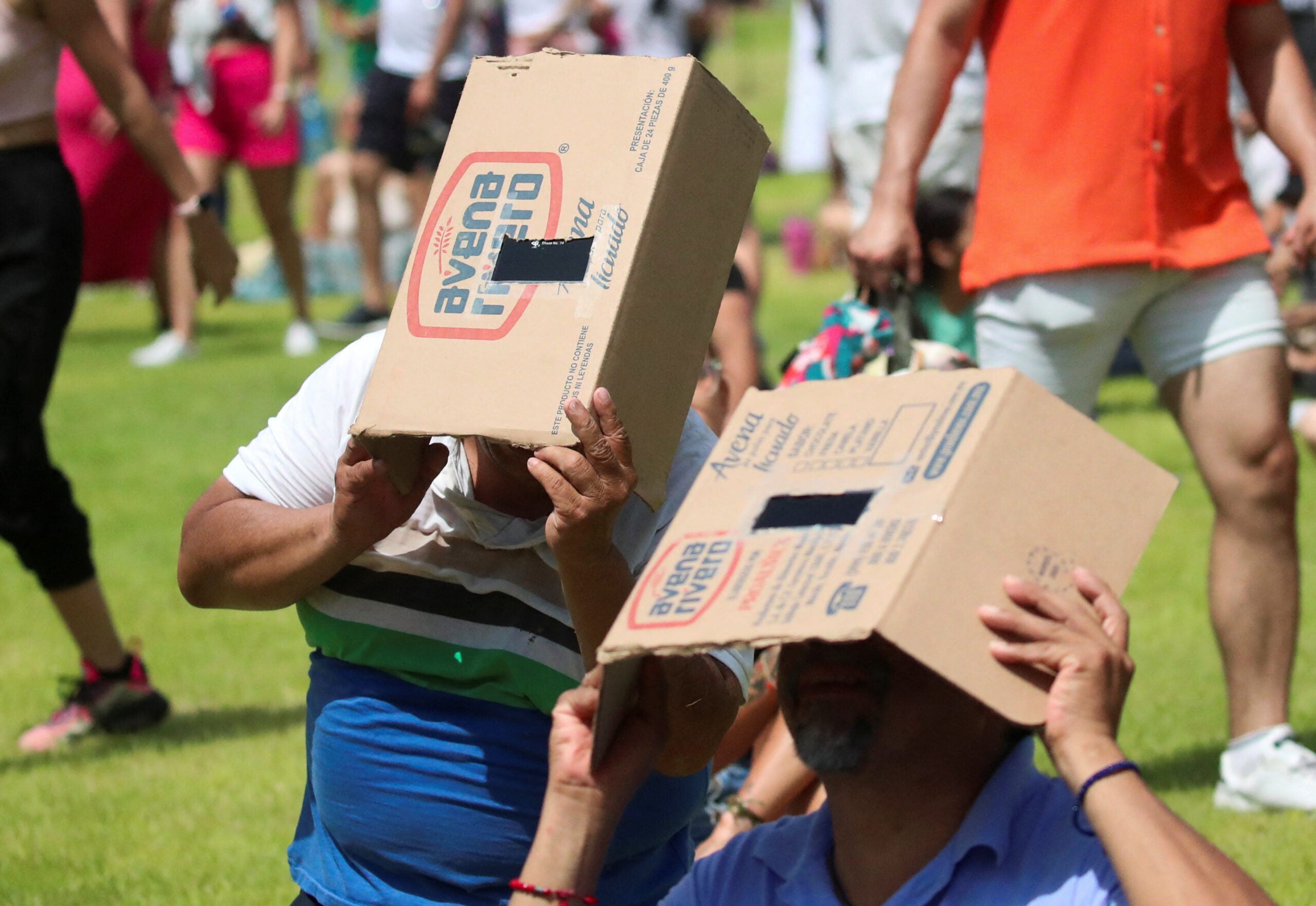 La gente se reúne para observar el eclipse solar desde el sitio arqueológico de Edzná en el estado de Campeche, México