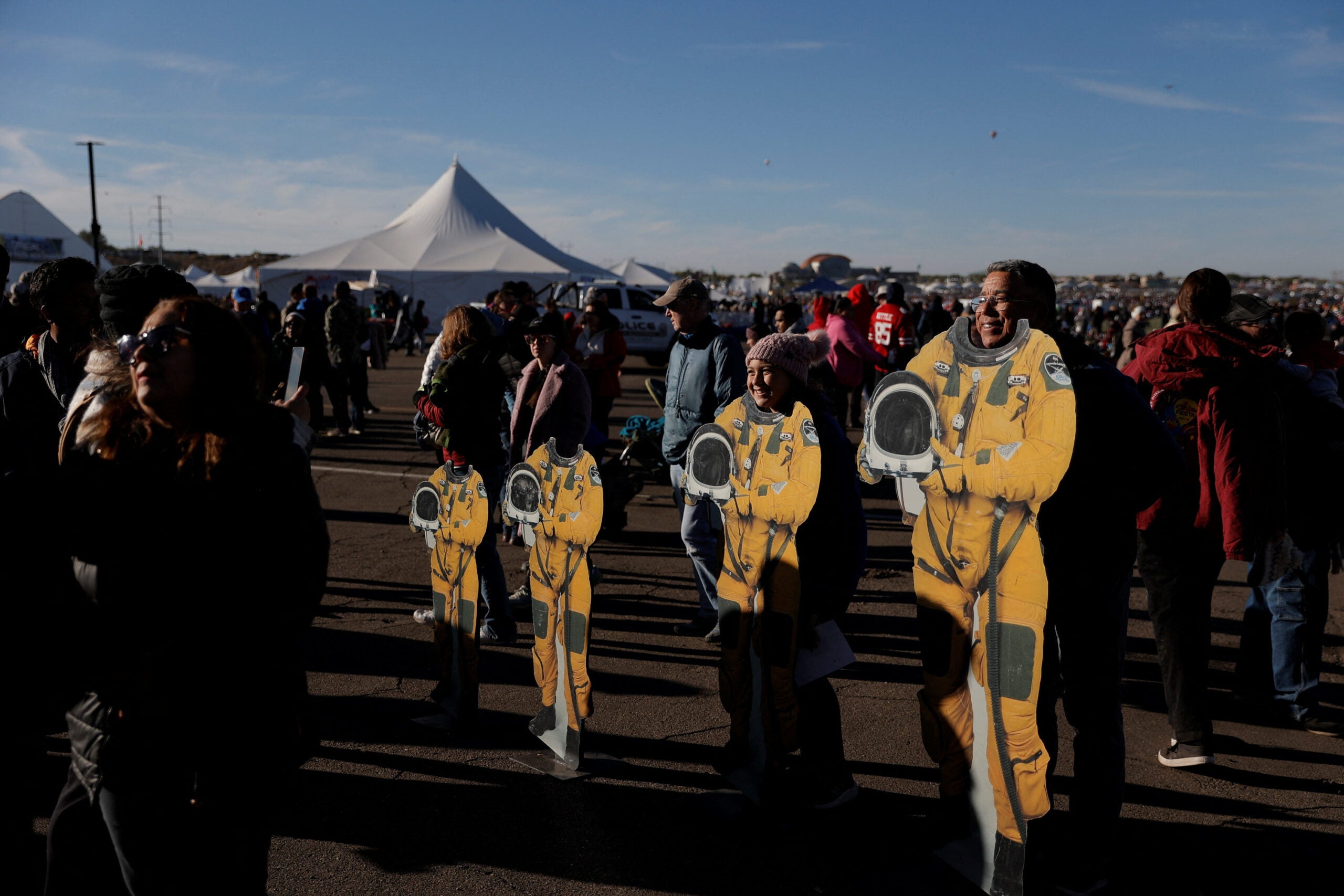 El famoso festival de globos aerostáticos de Nuevo México despega durante el eclipse anular en Albuquerque