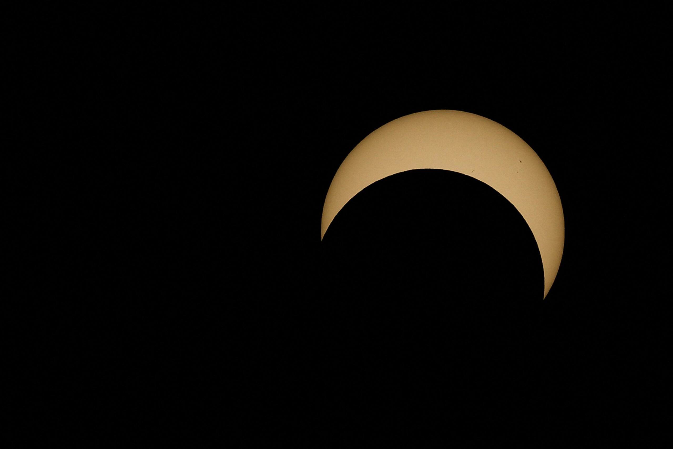 La luna pasa por el sol durante el eclipse solar anular en la Fiesta Internacional del Globo de Albuquerque en Albuquerque, Nuevo México, EE.UU.