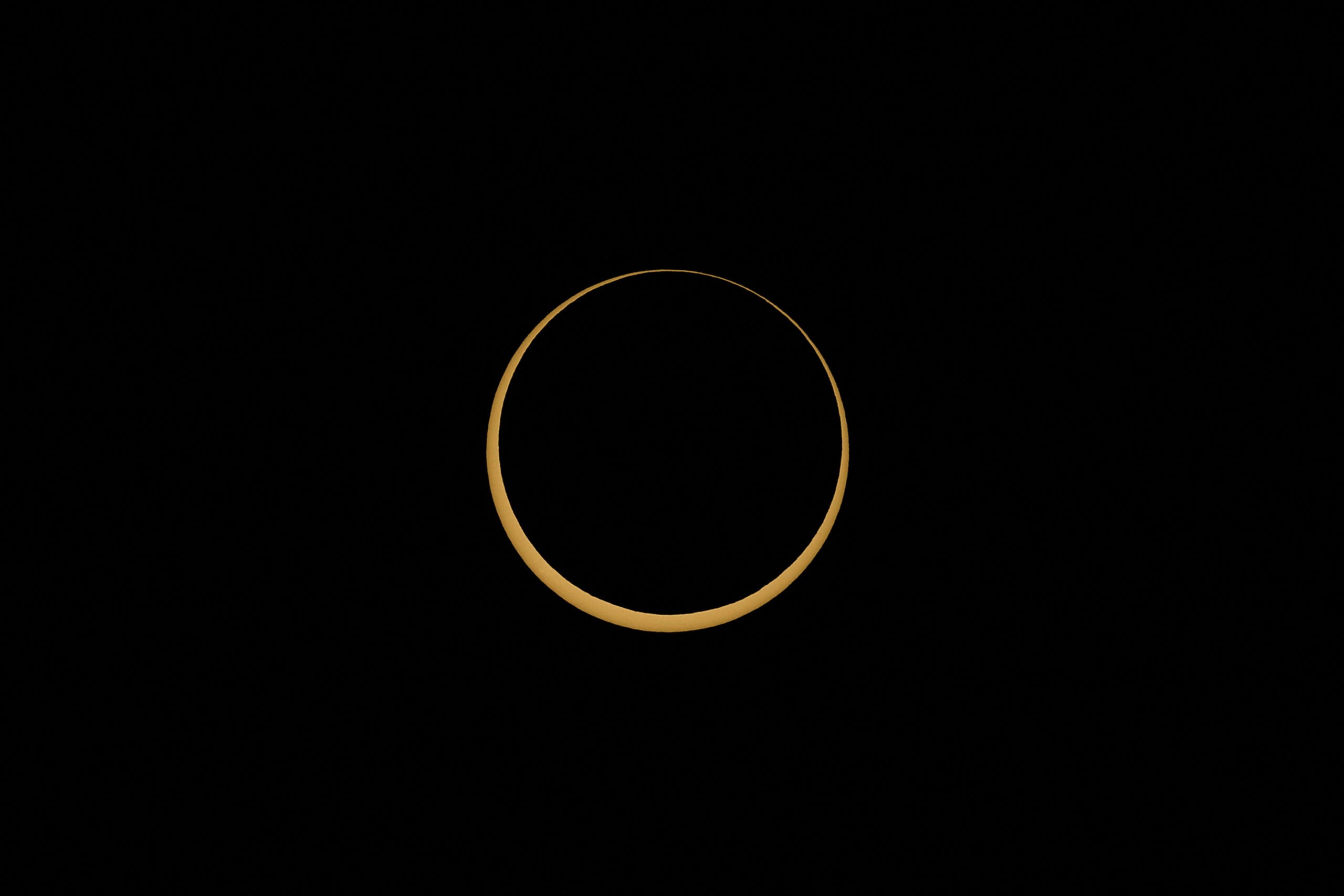 El sol y la luna se alinean durante el eclipse solar anular en la Fiesta Internacional del Globo de Albuquerque