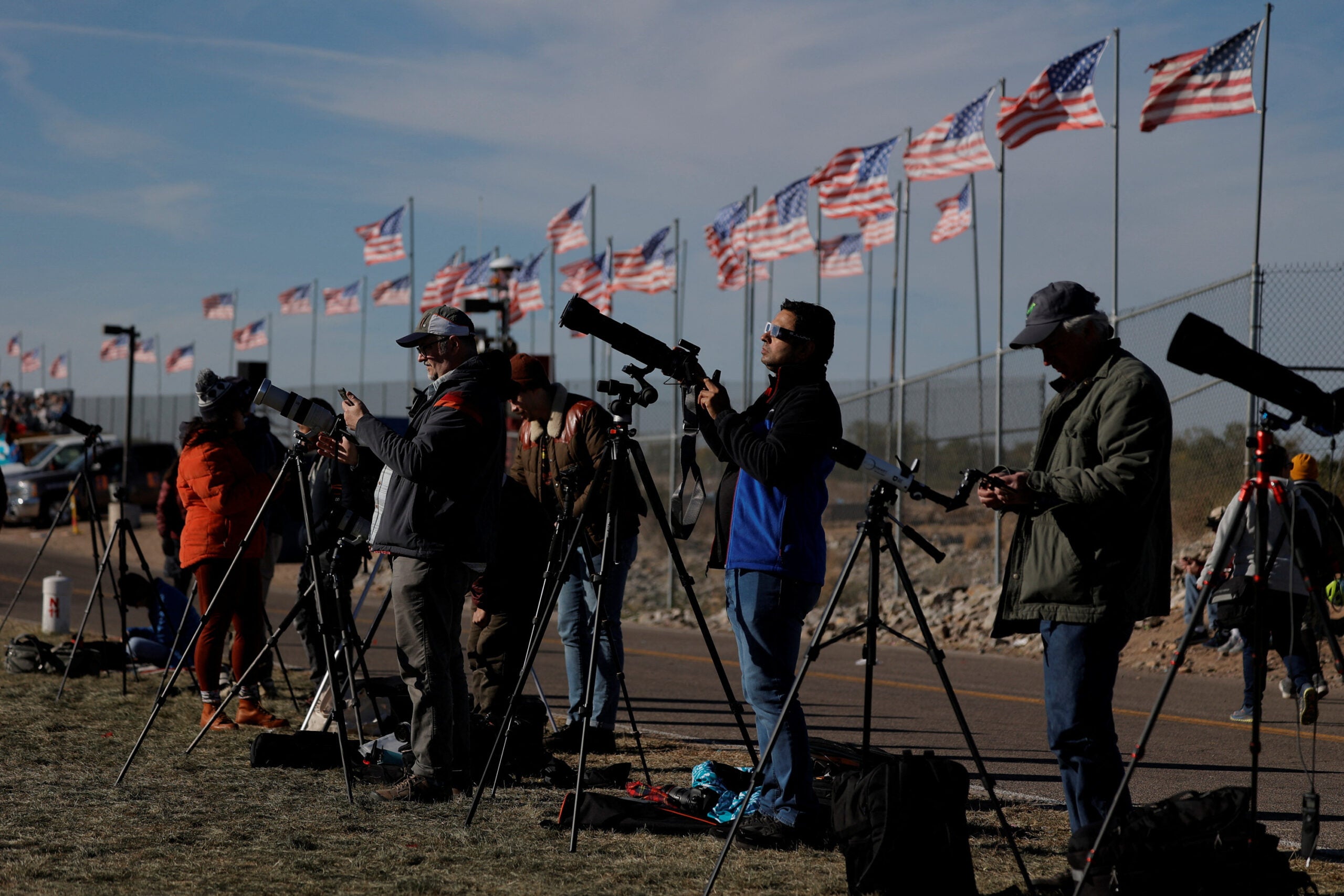 La gente fotografía el eclipse solar anular en la Fiesta Internacional del Globo de Albuquerque en Albuquerque, Nuevo México, EE.UU.