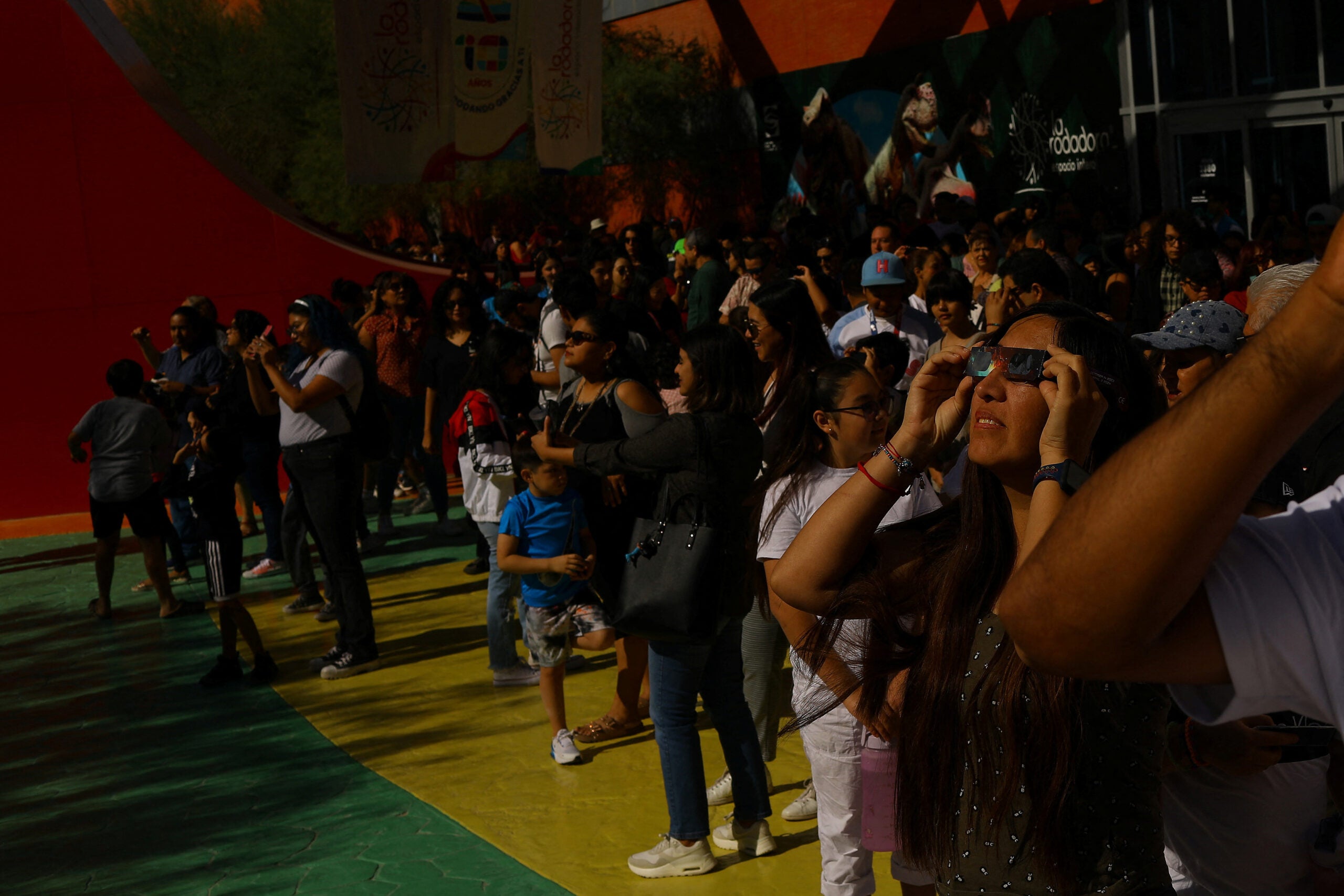 Personas se reúnen para ver el eclipse solar en un museo de Ciudad Juárez