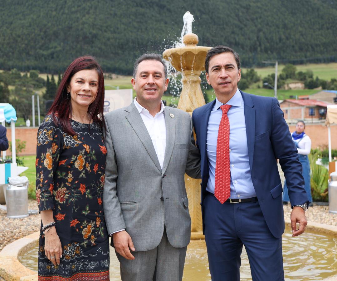 Gloria Martínez, gestora social de Cajicá; Fabio Ramírez, alcalde municipal de Cajicá; y Nelson Molano, gerente general de Pomar. Gloria Martínez, gestora social de Cajicá; Fabio Ramírez, alcalde municipal de Cajicá; y Nelson Molano, gerente general de Pomar.