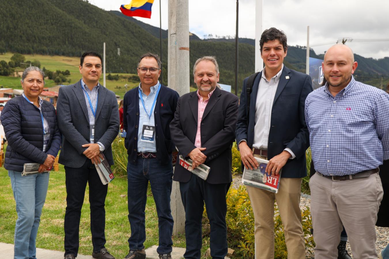 Ariana Corredor, ganadera; César Alfonso, vicepresidente Junta Directiva de Analac; Carlos Jiménez, de Primaria; Jaime Palacio, de Hato La Carolina; Felipe Pinilla, presidente ejecutivo de Analac; y Edwin Moya, jefe de impulso ganadero de Alpina.