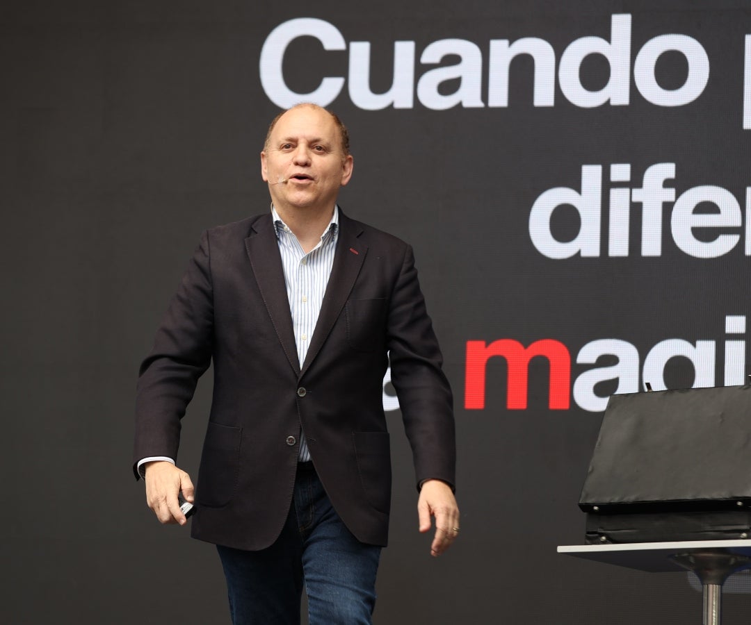 Juan Pablo Neira, conferencista y mago mexicano
