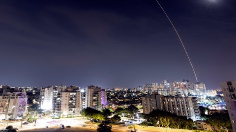 El sistema antimisiles Cúpula de Hierro de Israel intercepta un cohete lanzado desde la Franja de Gaza