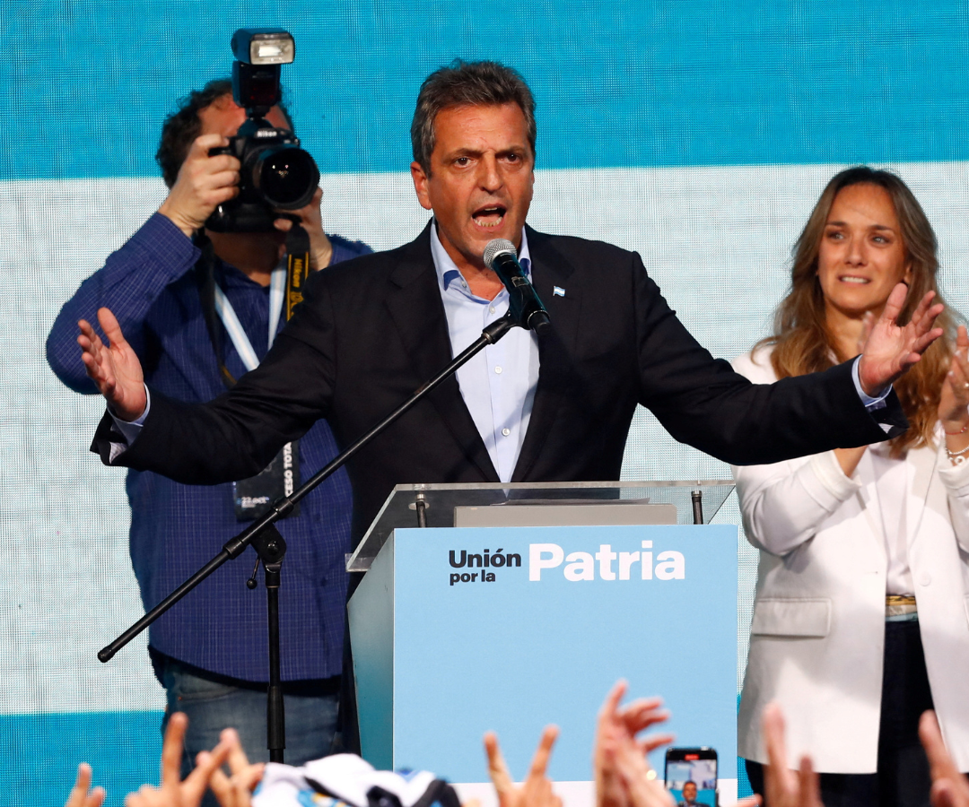 El candidato presidencial argentino Sergio Massa se dirige a sus partidarios, mientras reacciona a los resultados de las elecciones presidenciales, en Buenos Aires, Argentina 22 de octubre 202