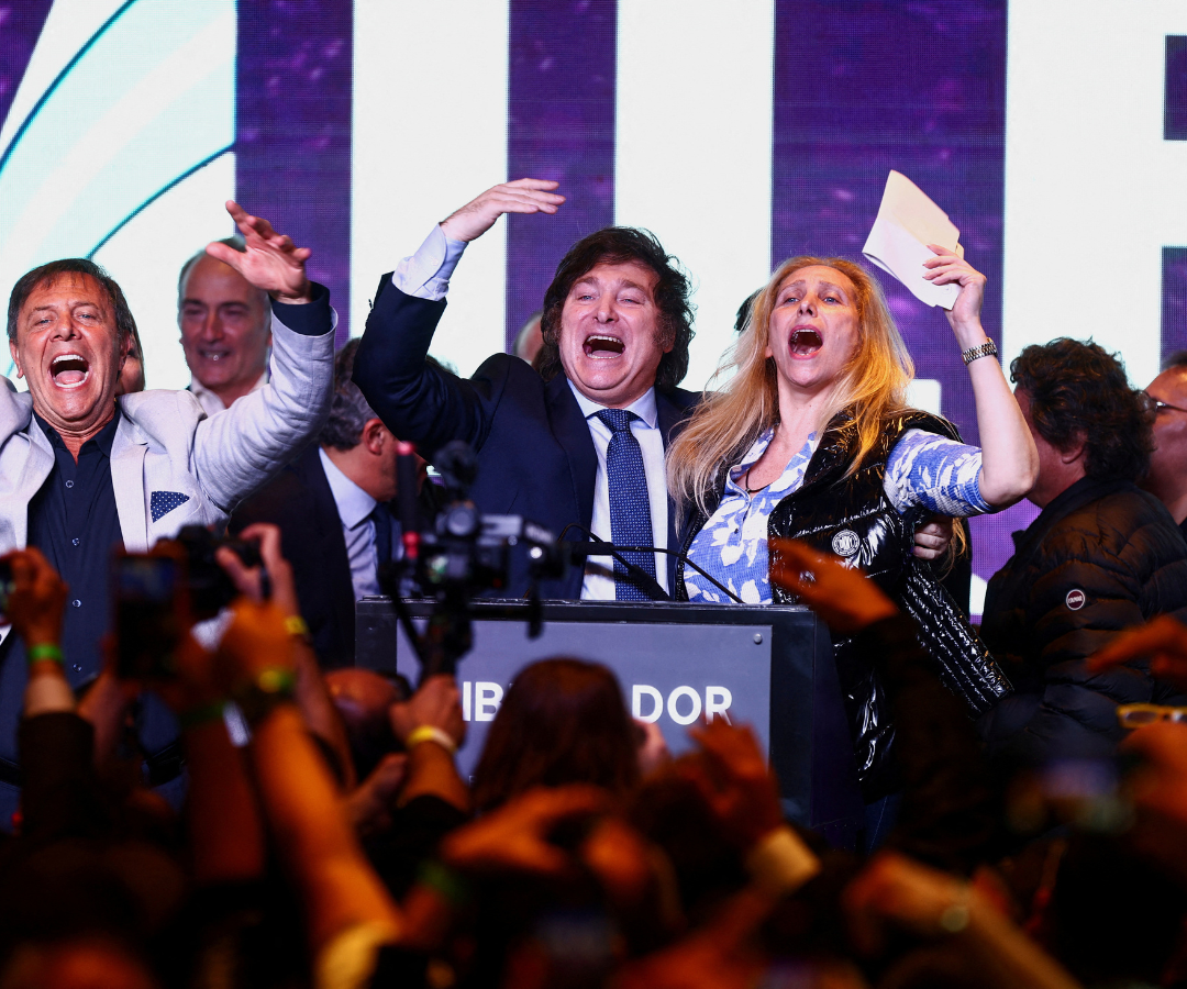 El candidato a la presidencia de Argentina Javier Milei reacciona con su hermana Karina Milei mientras se dirige a sus seguidores en medio de los resultados de las elecciones presidenciales.