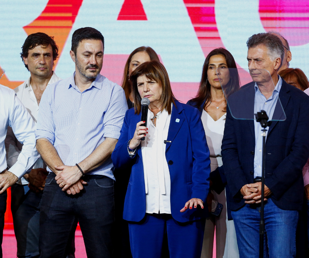 El ex presidente argentino Mauricio Macri mira a la candidata presidencial argentina Patricia Bullrich mientras se dirige a sus partidarios en medio de los resultados de las elecciones presidenciales.