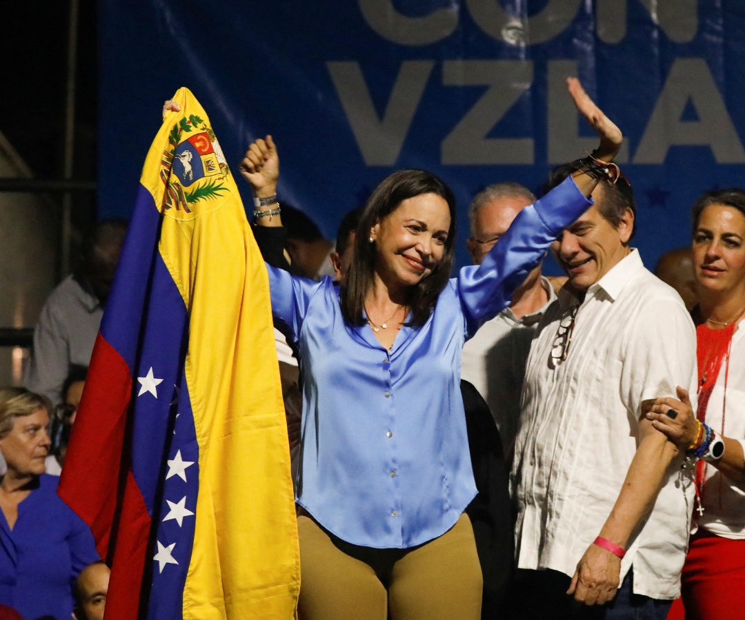 La ex legisladora María Corina Machado sostiene una bandera venezolana mientras reacciona al recuento de votos después de que los venezolanos votaran en unas primarias para elegir un candidato de unidad de la oposición que se enfrente al presidente de Venezuela, Nicolás Maduro, en su probable intento de reelección en 2024.
