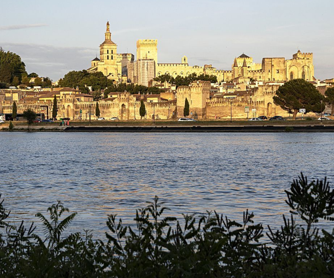 Actualizado: 17/10/2023 01:01 horasEn el corazón de Antibes, en 1946 le cedieron para instalar su taller una planta del Palacio Grimaldi, hoy el Museo Picasso.En el corazón de Antibes, en 1946 le cedieron para instalar su taller una planta del Palacio Grimaldi, hoy el Museo Picasso.En línea con la afirmación de su hija Anne Clergue "cuando Picasso paraba su actividad frenética y decidía que trabajo no, ¡juerga al cien por cien!", su objetivo captó sus rumbas gitanas en Arles con el guitarrista Manitas de Plata, sus encuentros con el diestro Luis Miguel Dominguín o en el aún abierto Café Malarte antes de ir a los toros. Durante los siguientes 20 años retrataría al Picasso más íntimo.A orillas del Ródano, el Palacio de los Papas domina un casco antiguo que, en verano, acoge un festival de teatro.A orillas del Ródano, el Palacio de los Papas