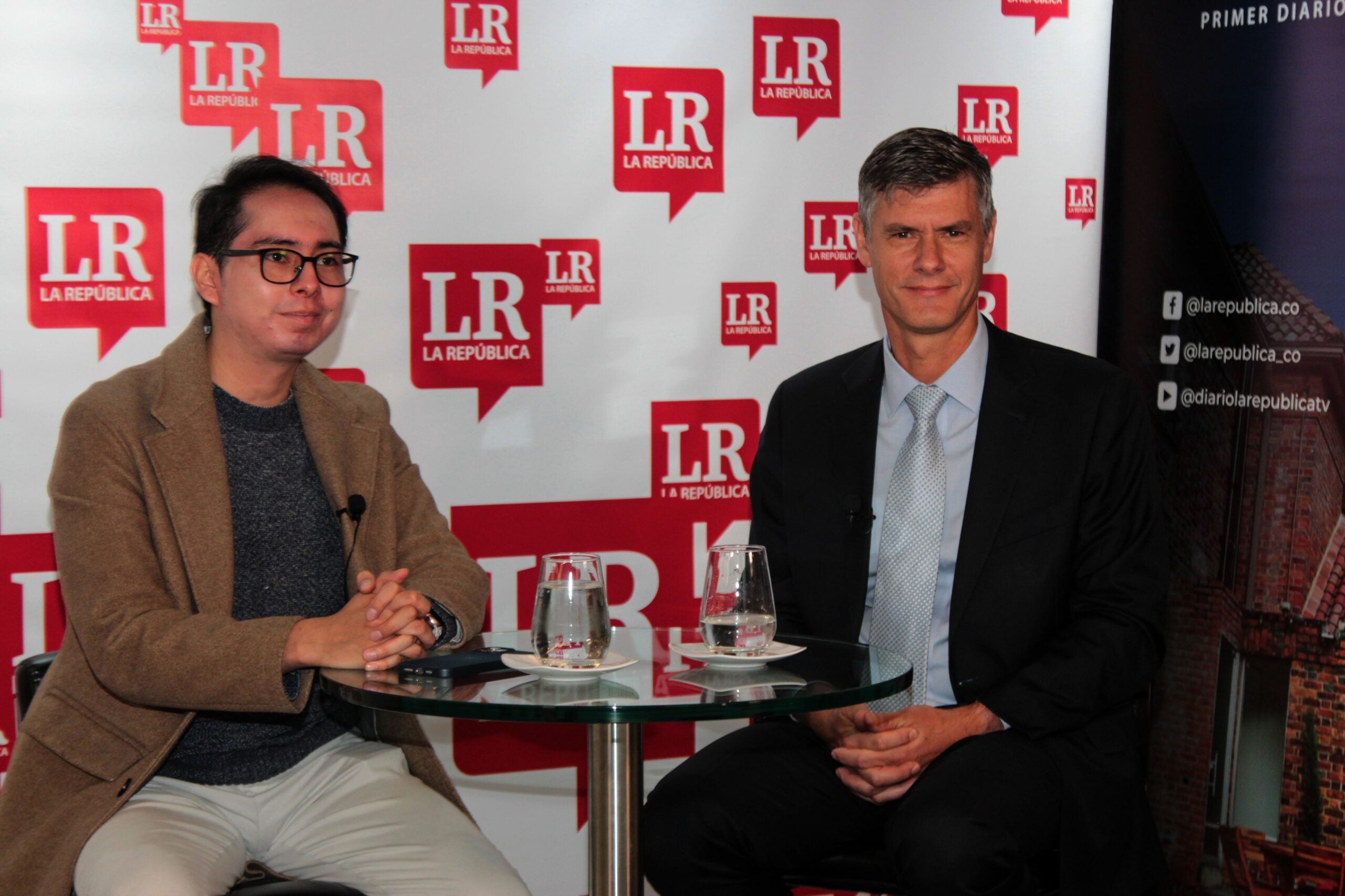 Joaquín Mauricio López B, editor de La República y Felipe Gómez, presidente de Nestlé para Colombia. Foto: Alejandro Lugo/LR