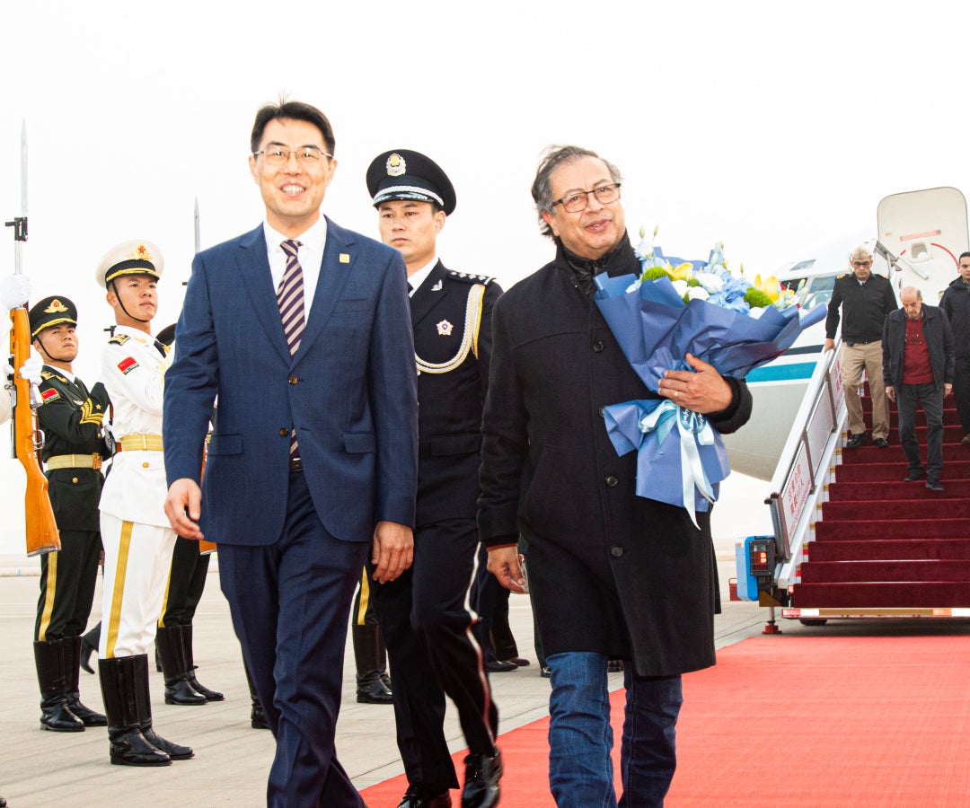 El presidente Gustavo Petro a su llegada a China este lunes por la noche.