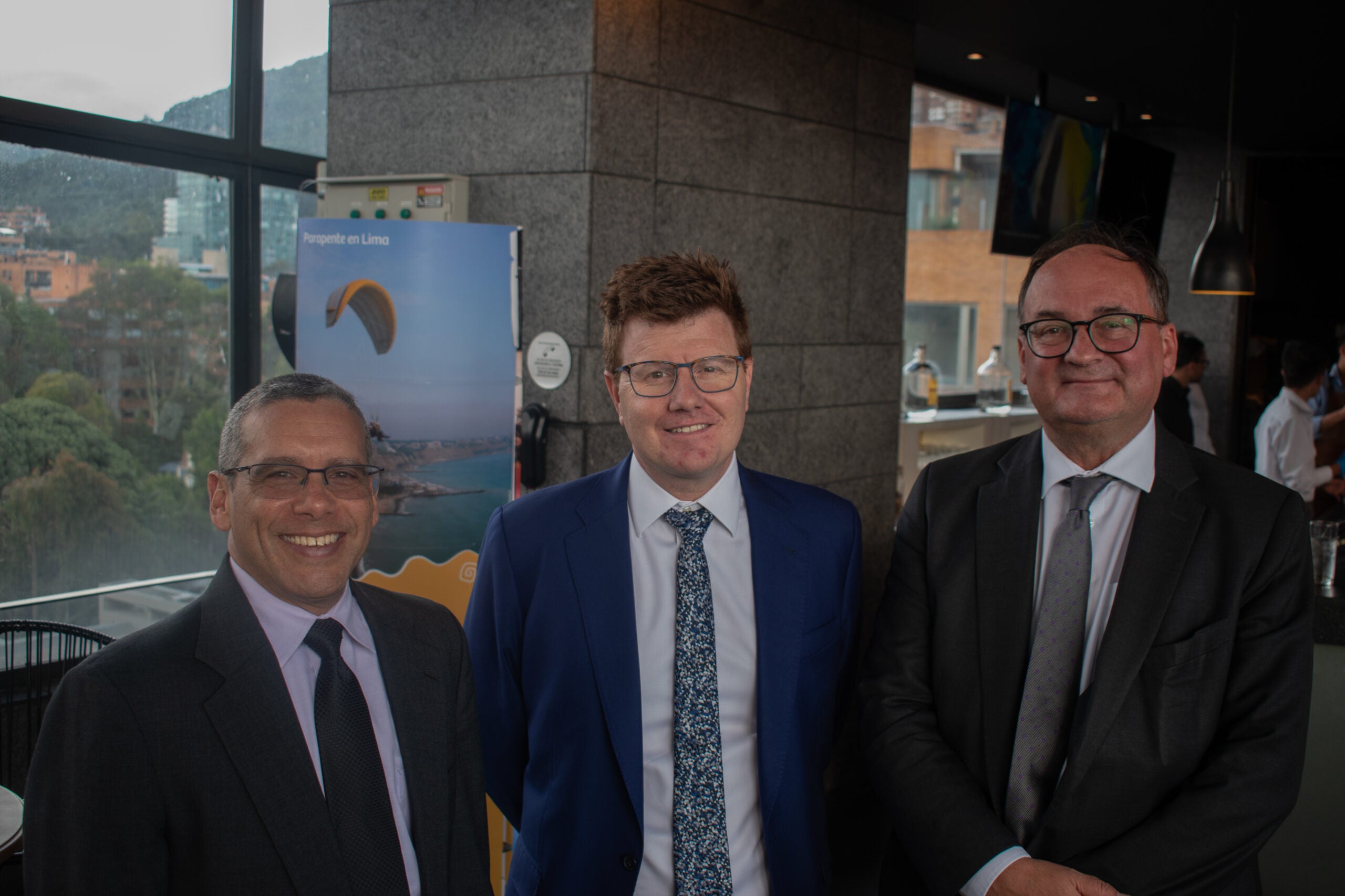 Ramón Negrón, consejero Económico de la Embajada de EE.UU. en Colombia; el embajador Bernard Unkles; y el embajador Gerhard Doujak, durante la celebración.