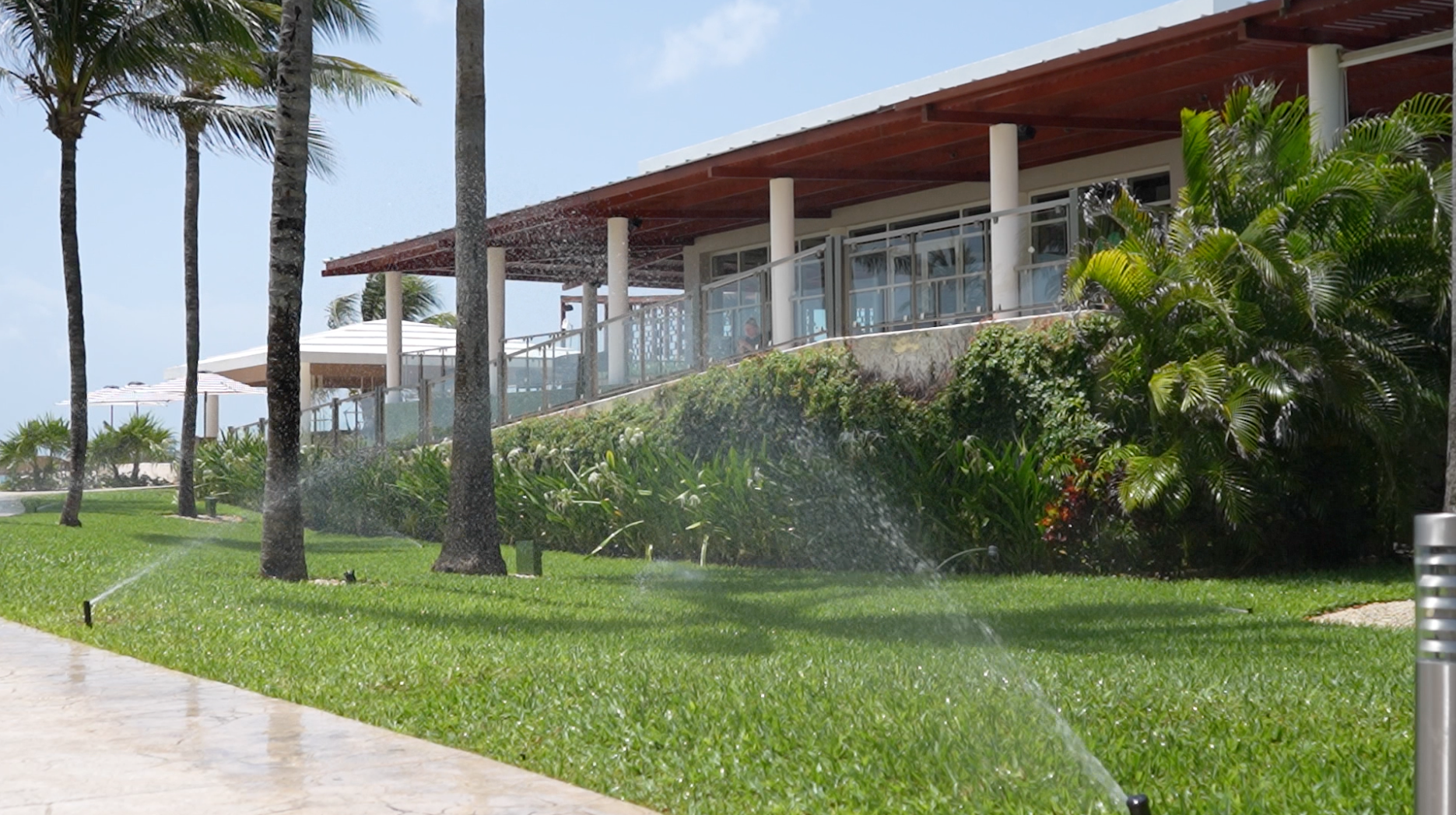 Los sistemas de riego en la hotelería son uno de los puntos que más ha perjudicado el desempeño de aguas, por eso algunos hoteles empezaron a buscar estrategias que incluyan el ahorro y aprovechamiento. 