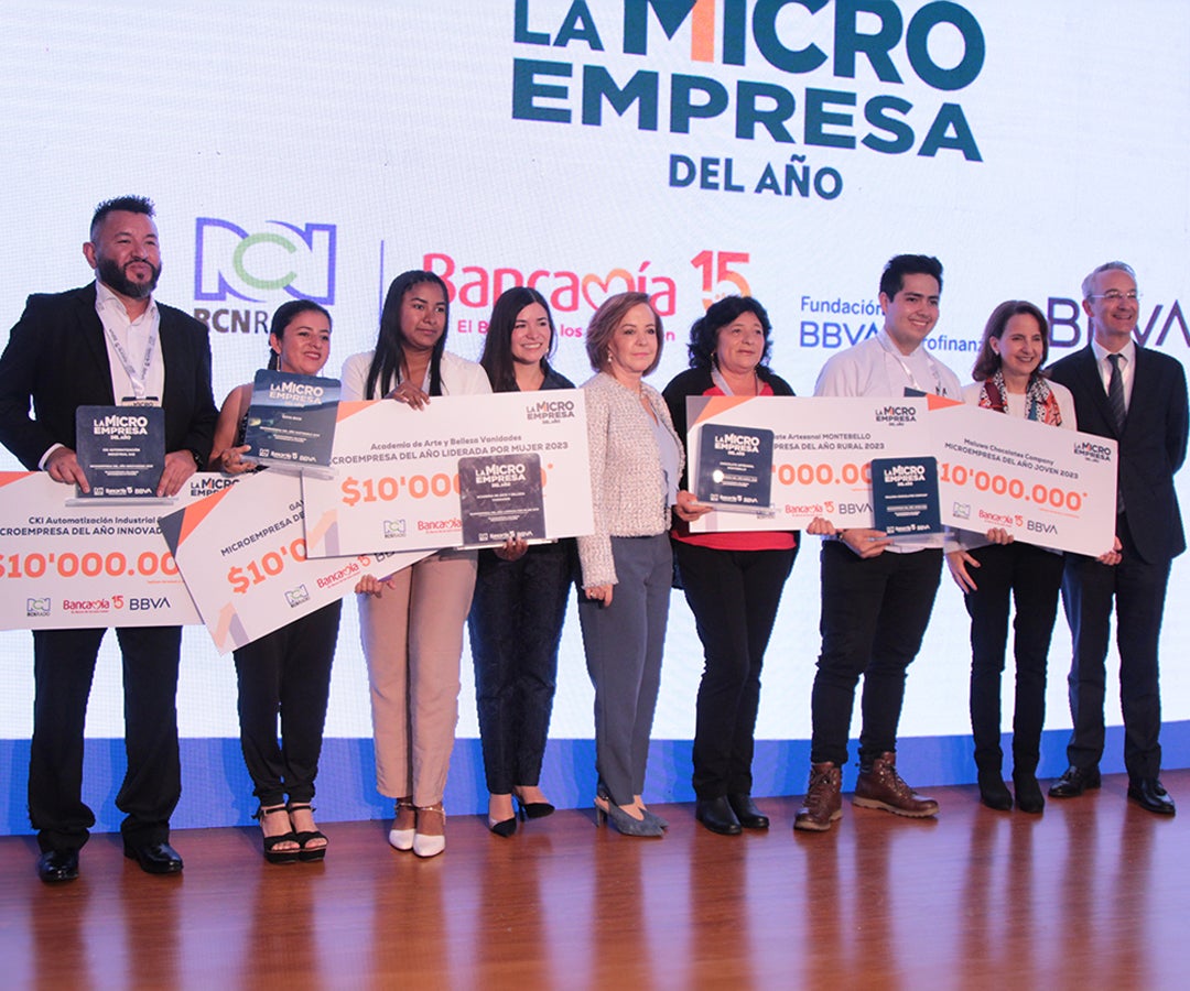 Juan Ortiz de CKI Automatización Industrial; Jennifer Gavalo de GavaEkos; Yuli Astrid Ruíz, de Academia Vanidades; Viviana Araque, presidente de Bancamía; Margarita Correa, presidente de la Junta de Bancamía; Dana Araque de Montebello; Marlon Duván de Maluwa Chocolates; Ana María Guerrero, gerente de responsabilidad social de la Organización Ardila Lülle; Mario Pardo, presidente de Bbva