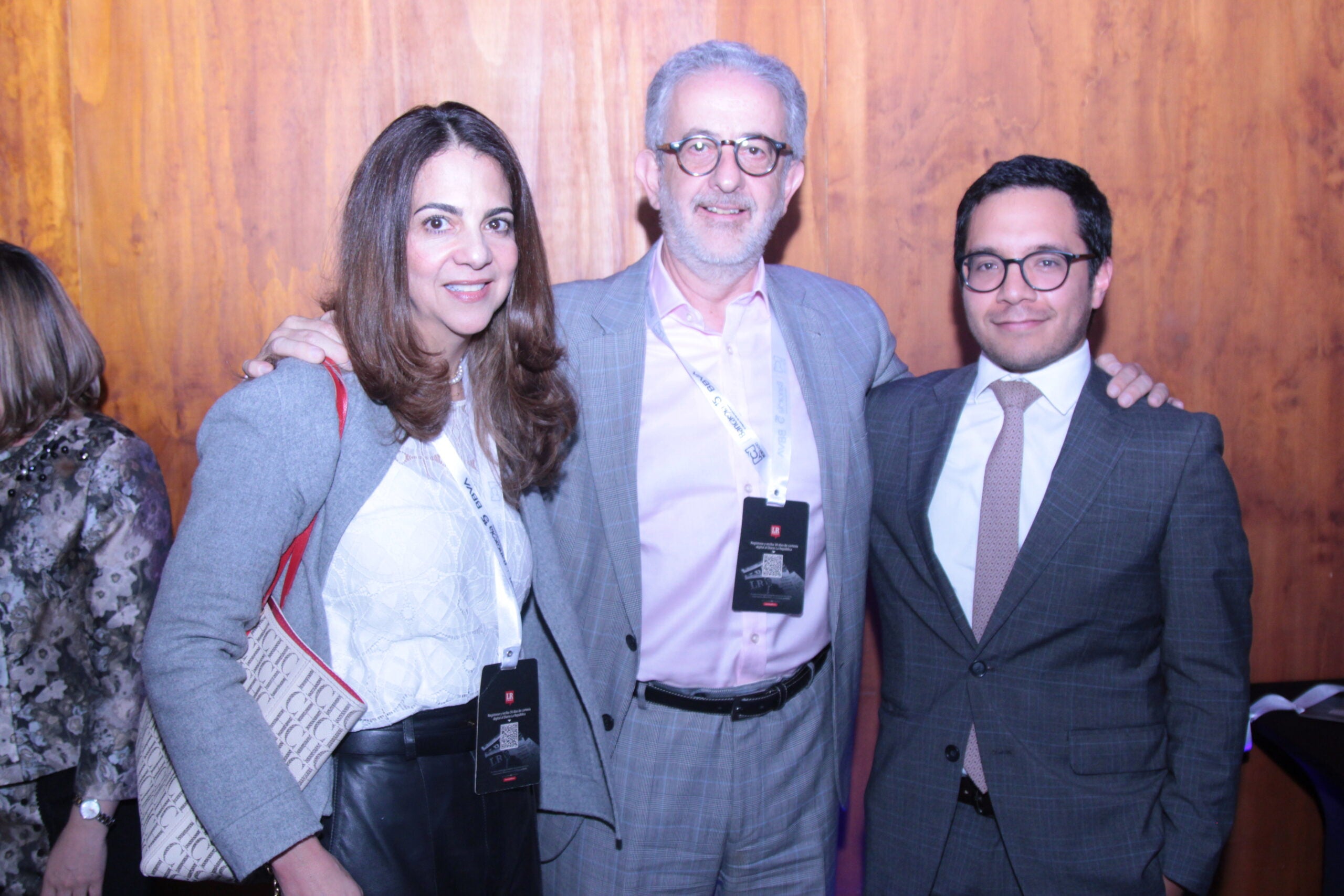 Nydia Arrazola, de Experian; Carlos Torres, vicepresidente Corp. QNT; y Diego Rodríguez, de Bancamía