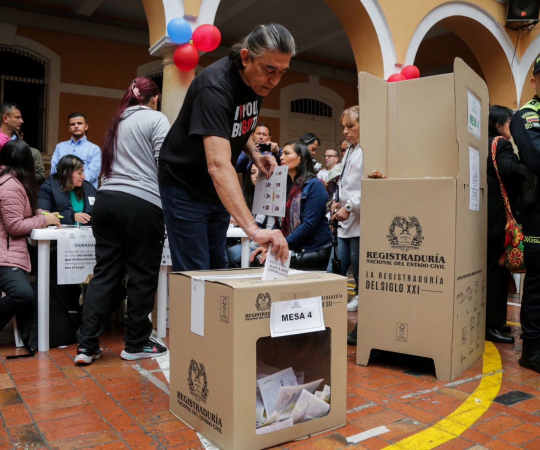 Gustavo Bolívar, candidato a la Alcaldía de Bogotá, ejerciendo su voto este domingo