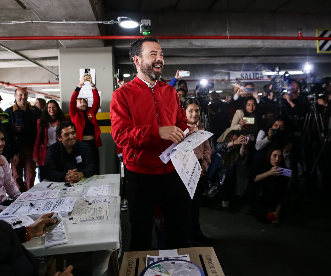 Carlos Galán, candidato a la Alcaldía de Bogotá, ejerciendo su voto este domingo