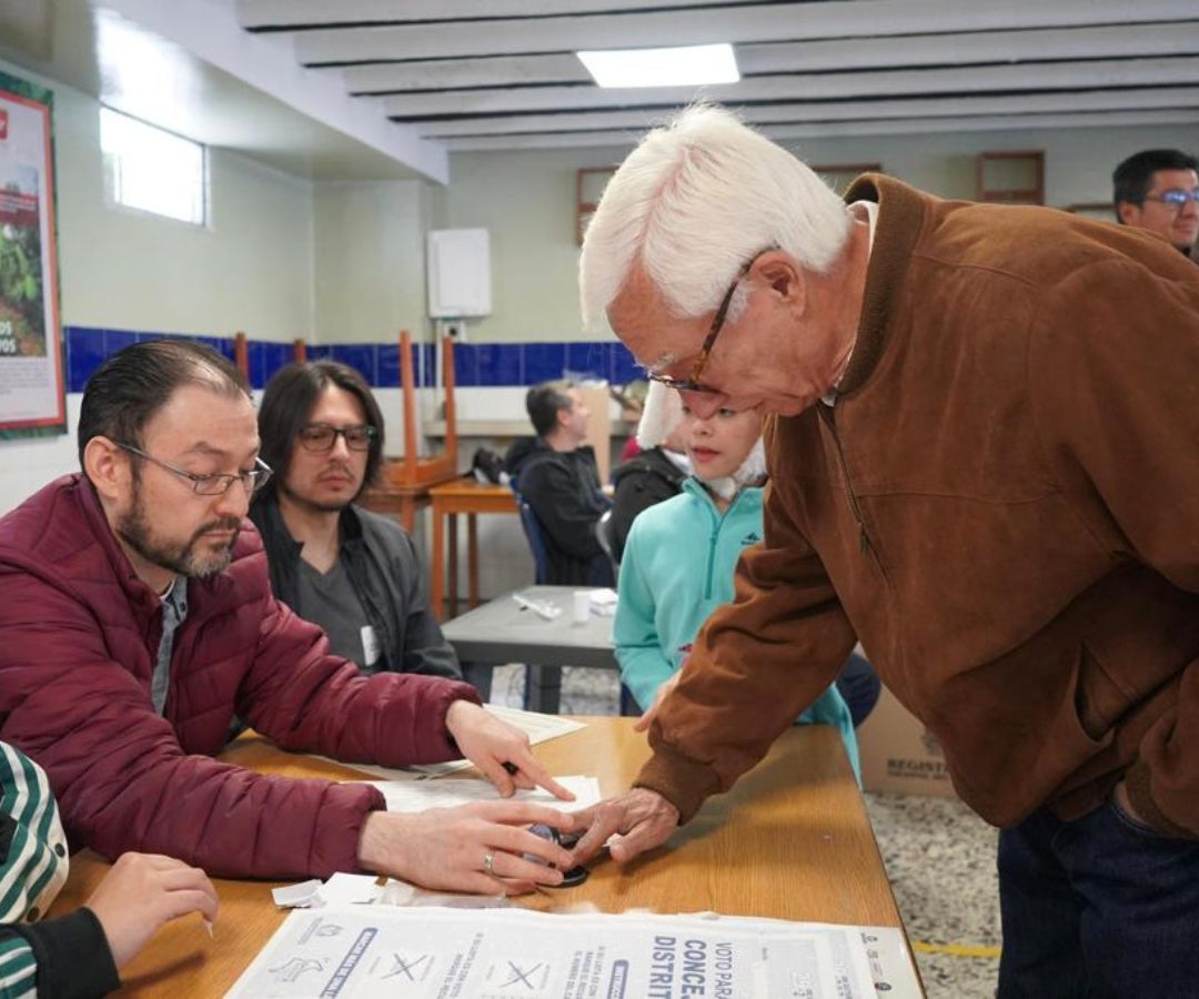 Jorge Robledo, candidato a la Alcaldía de Bogotá, ejerciendo su derecho al voto