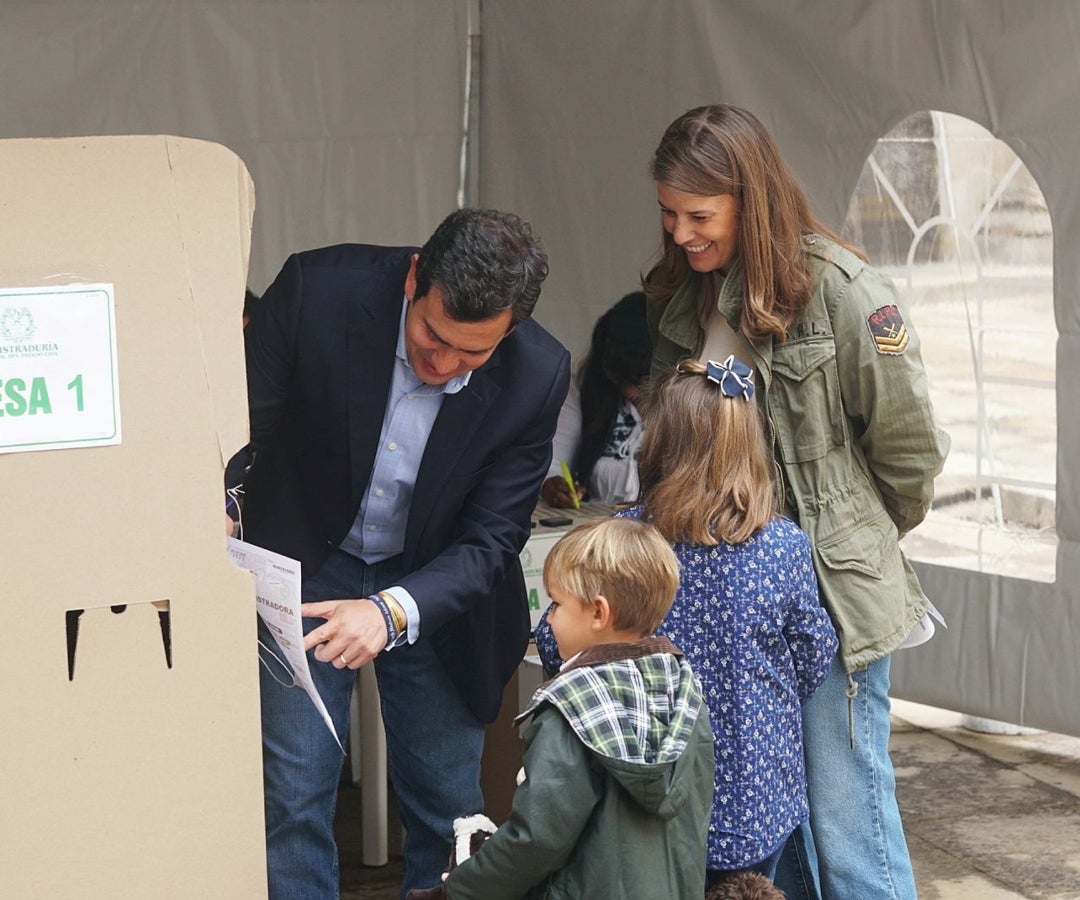 Rodrigo Lara, candidato a la Alcaldía de Bogotá, ejerciendo su derecho al voto este domingo