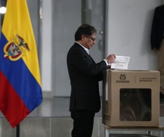El presidente Gustavo Petro ejerciendo su voto en las elecciones regionales de 2023