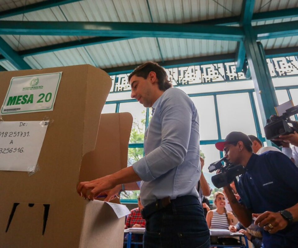 Juan Carlos Upegui, candidato a la Alcaldía de Medellín, ejerciendo su derecho al voto
