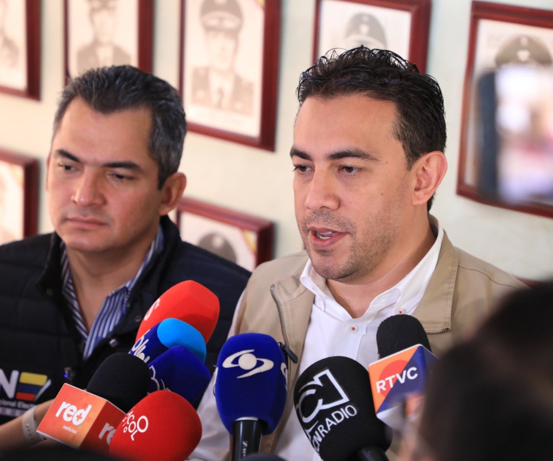 Alexander Vega, registrador nacional, ofreciendo una declaración oficial