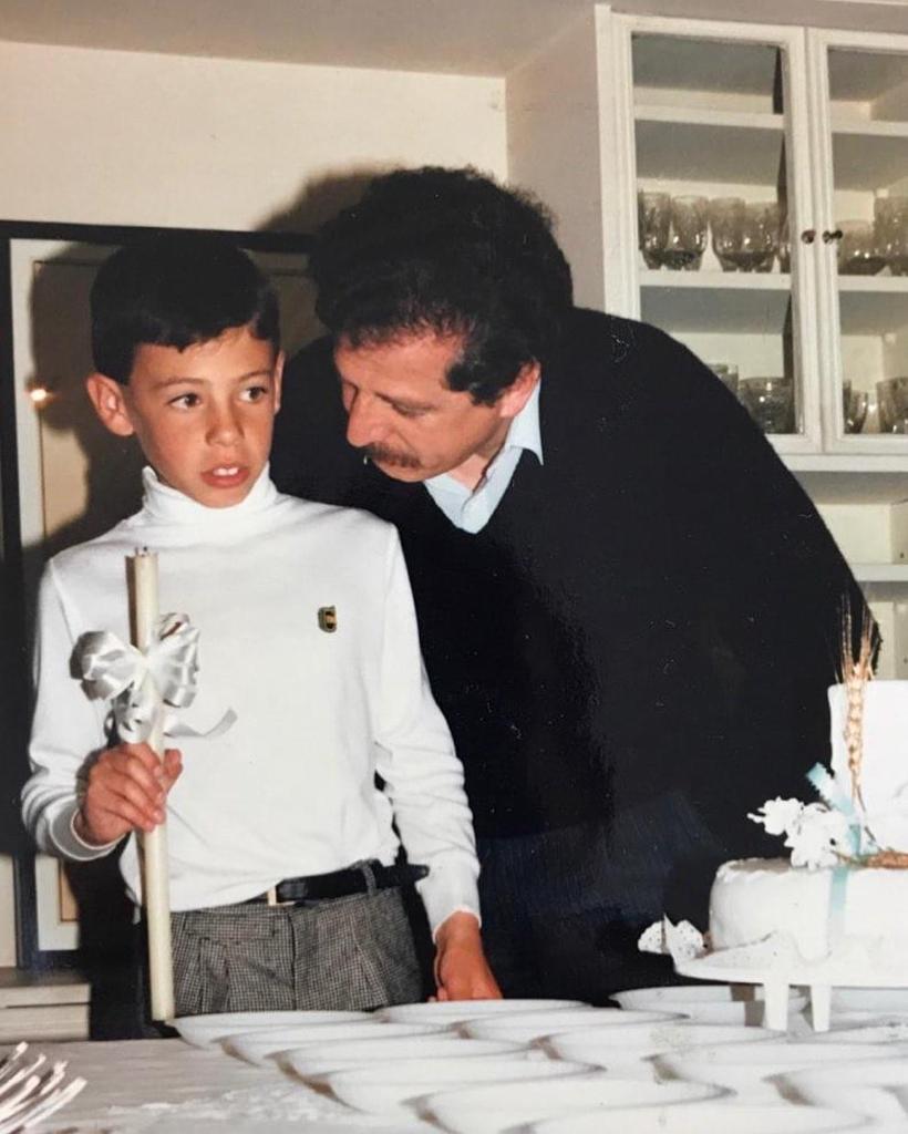 Antes de pensar en la política, de niño, Carlos Fernando Galán decía que quería ser arquitecto. Una foto de su infancia junto a su padre, Luis Carlos Galán.