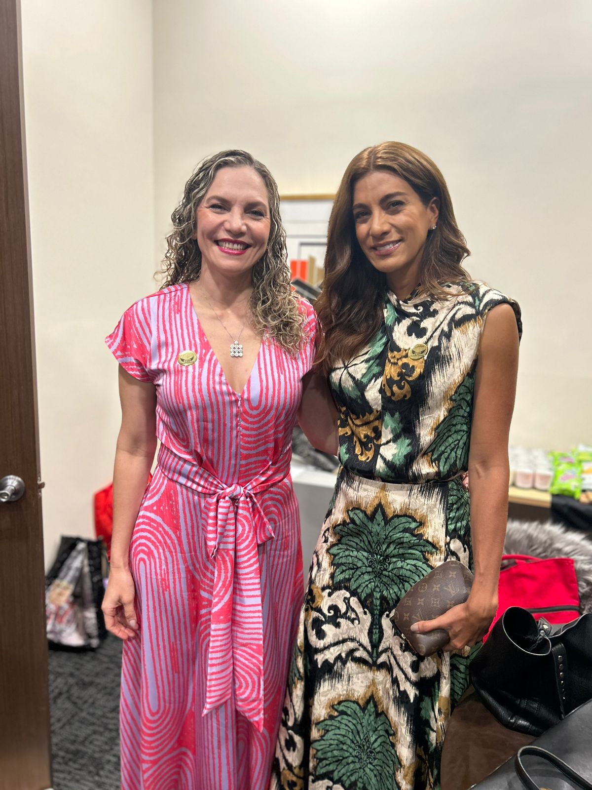 Fabiola Rincón Mujer LIT; y Andrea Serna presentadora del LIT Summit, también participaron en el evento.