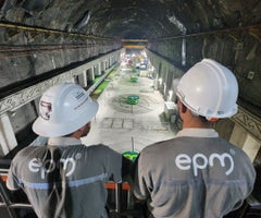 Operadores de EPM contemplan las instalaciones de la Central Hidroituango