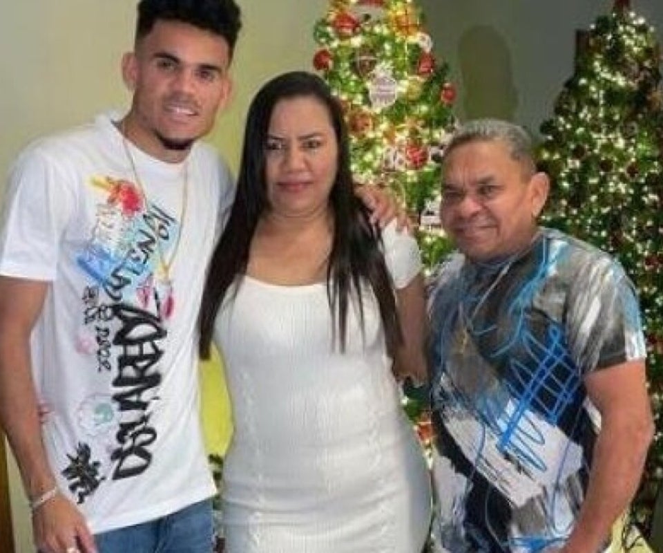 El jugador de fútbol Luis Fernando Díaz Marulanda y sus padres