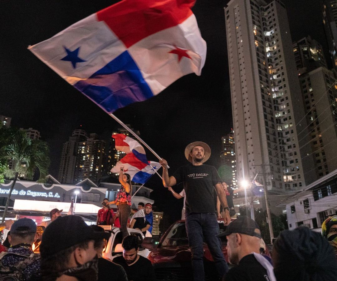 Las protestas contra la mina continuaron en las calles de la ciudad de Panamá el miércoles por la noche.