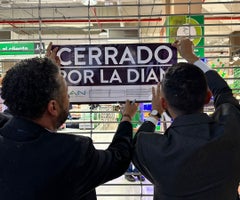 Representantes de la Dian en el cierre de Jumbo de centro comercial Santafé