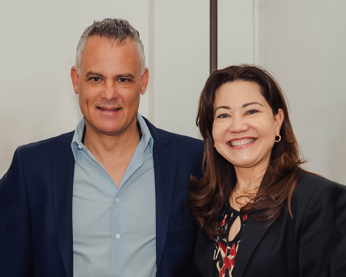 Sebastián Rodríguez, VP de operaciones comerciales Latam- Pearson; y Emma Campo, directora de desarrollo de negocio y ventas a mercados especiales Pearson.