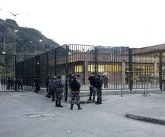 En la cárcel de Turi en Cuenca, al sur del país, se observaron policías en las afueras de la prisión y unos reclusos dentro de un puesto de vigilancia