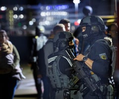 Policías armados durante una evacuación en el aeropuerto de Hamburgo el 5 de noviembre.