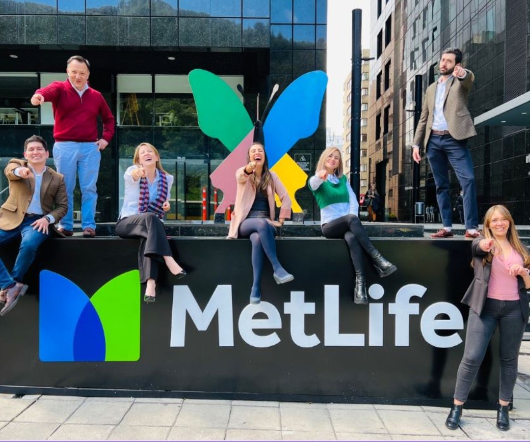 Logo MetLife en oficina corporativa