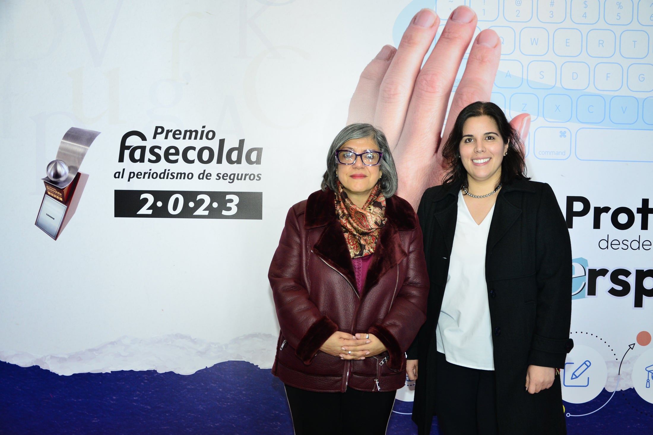 Victoria González, decana de Com.social- periodismo en U. Externado, y Mónica Parada, coordinadora académica de com. social - periodismo de U. Externado.