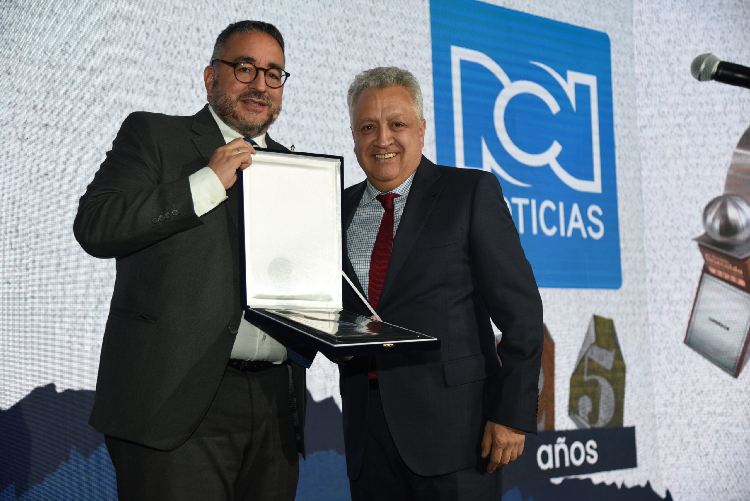 Gustavo Morales, presidente de Fasecolda, y Gustavo Nieto, subdirector de Noticias RCN